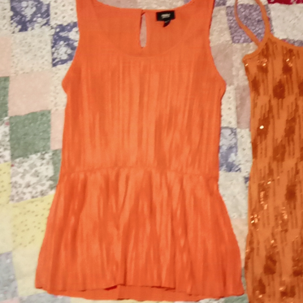 Tank tops - Picture 2 of 4